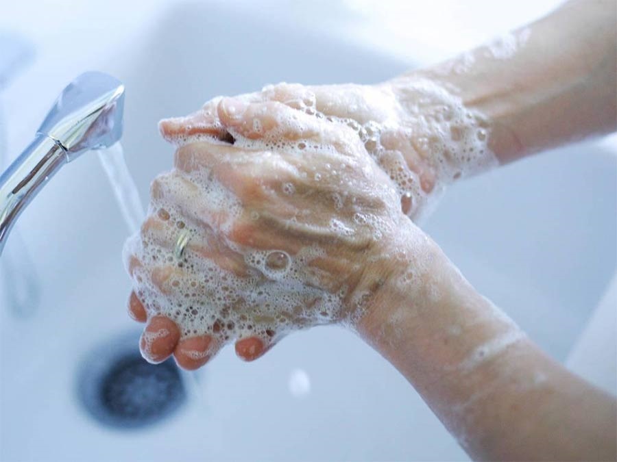 غسل اليدين مهم من قبل المشتبه به اصابته فيروس كورونا الجديد