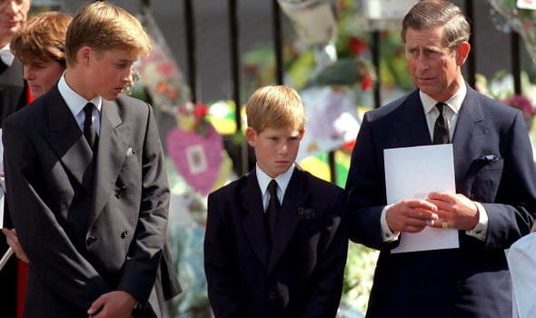 الأمير هاري مع والده الأمير تشارلز وشقيقه الأمير ويليام في جنازة الأميرة ديانا