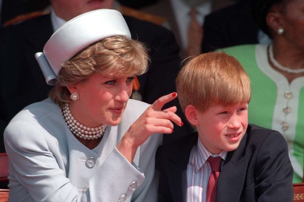 الأمير هاري مع والدته الأميرة الراحلة ديانا