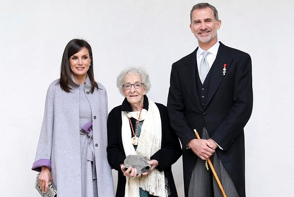  الملك فيليب والملكة ليتيزيا في حفل جائزة Miguel de Cervantes للأدب