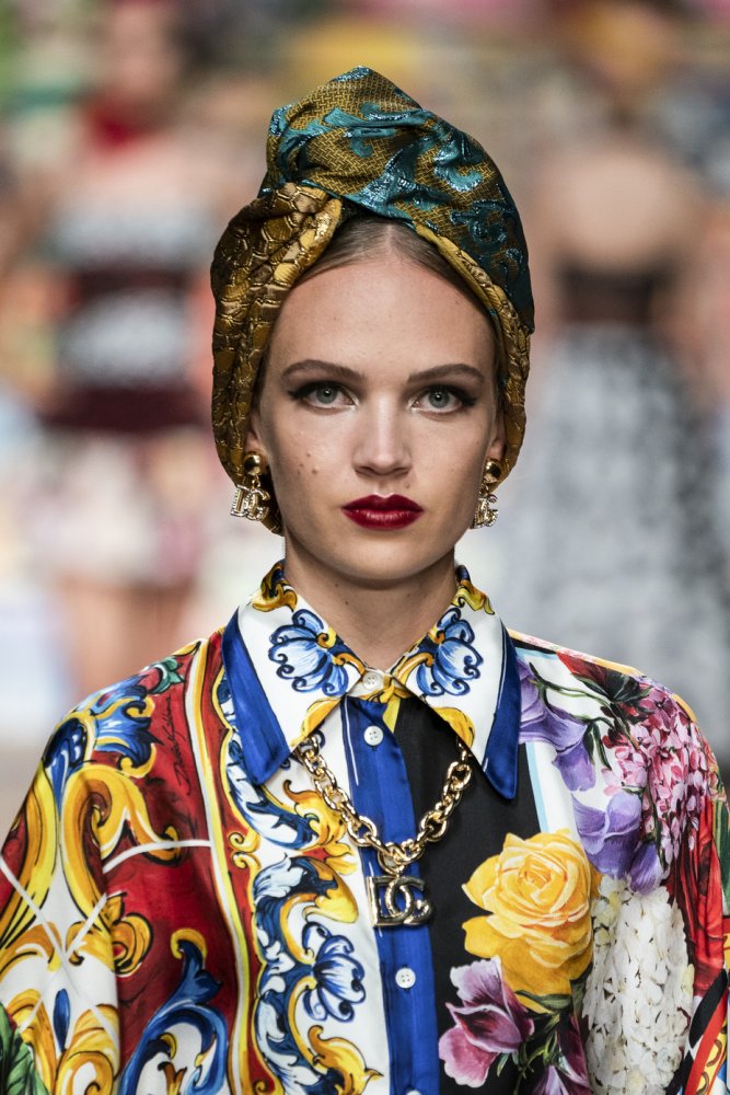 اكسسوارات شعر التوربان الذهبية لاطلالة ملفتة في رمضان 2021 من Dolce & Gabbana