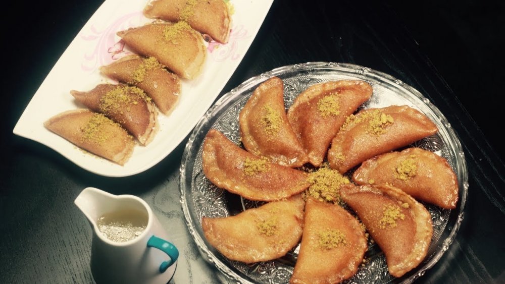 حلويات سورية رمضانية قطايف محشوة بالجوز والفستق الحلبي