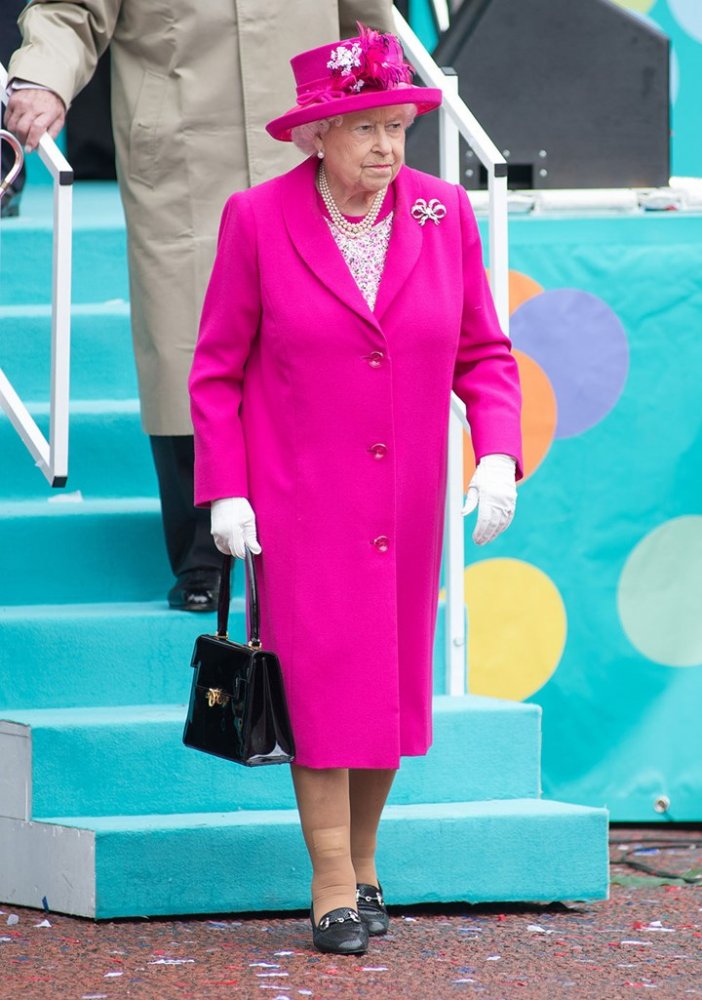 الملكة إليزابيث تعشق اللون الفوشي في إطلالاتها الرسمية
