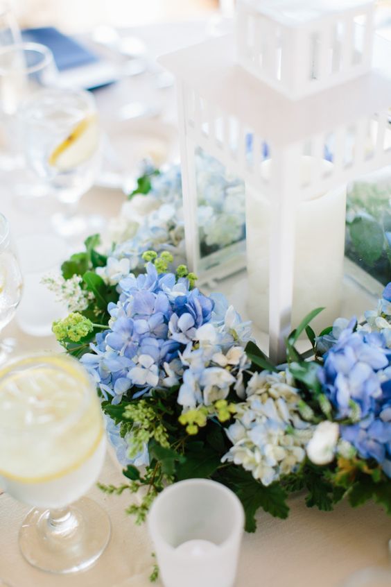 زينة وسط طاولات الزفاف باللونين الابيض و الازرق