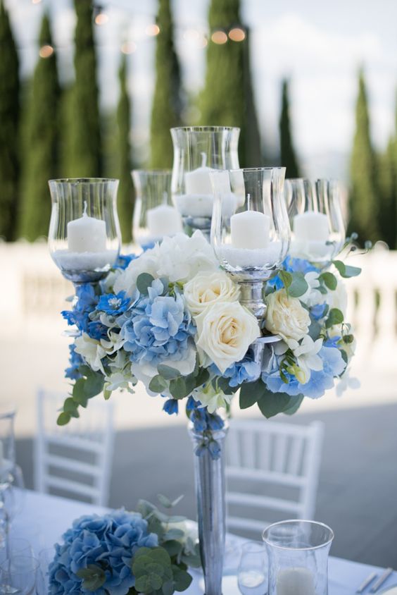 سنتربيس طاولات الزفاف باللونين الأبيض و الازرق