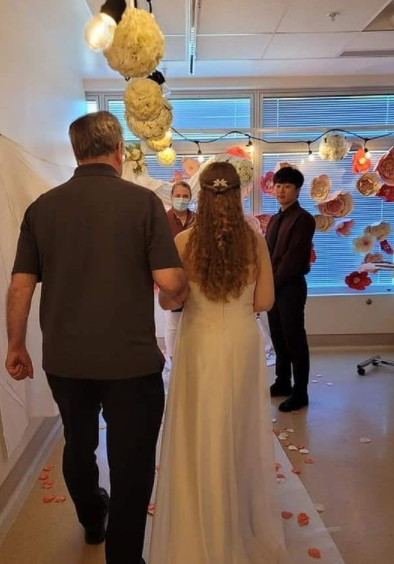 والد العريس شاهد حفل الزفاف عبر الفيديو