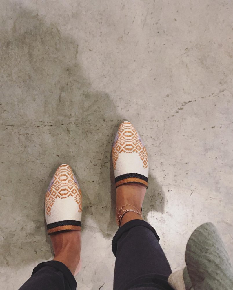 حذاء مسطح و مطرز بنقوش تقليدية من علامة Nouffetaihi