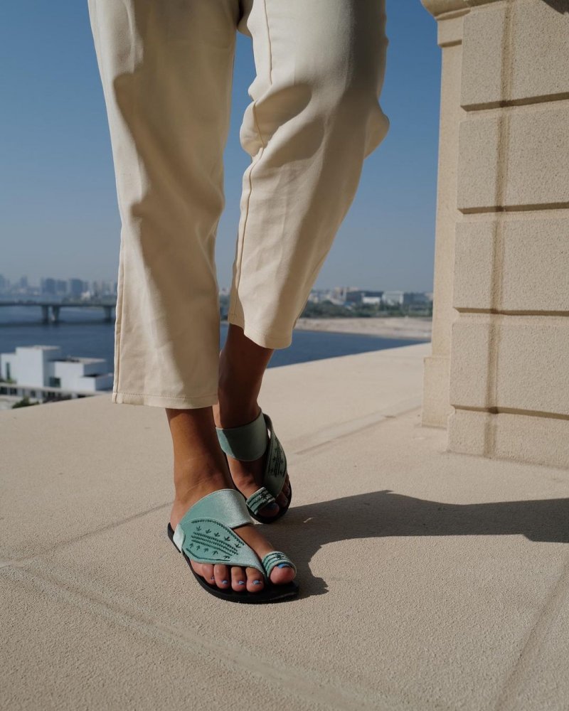 حذاء مفتوح مسطح من المخمل الأخضر المطرز من علامة حذوة السعودية