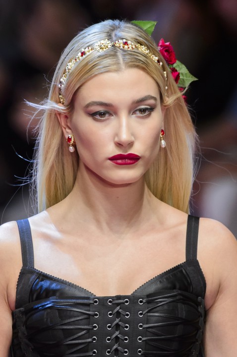  تسريحات شعر حيوية مع أكسسوار اللؤلؤ من Dolce & Gabbana