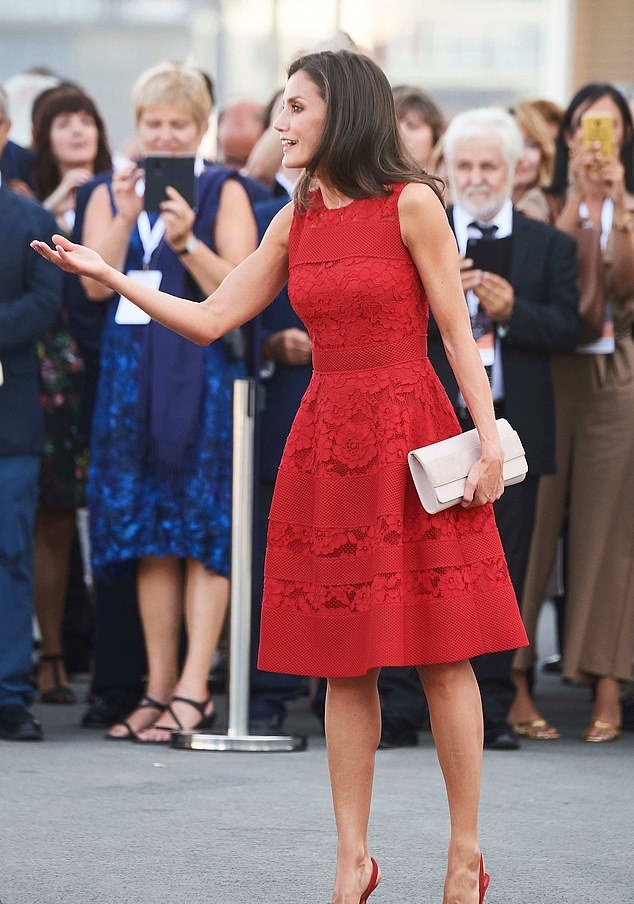  سحرتنا ليتيزيا ملكة إسبانيا بتألقها بفستان أحمر هادىء ومناسب لساعات النهار
