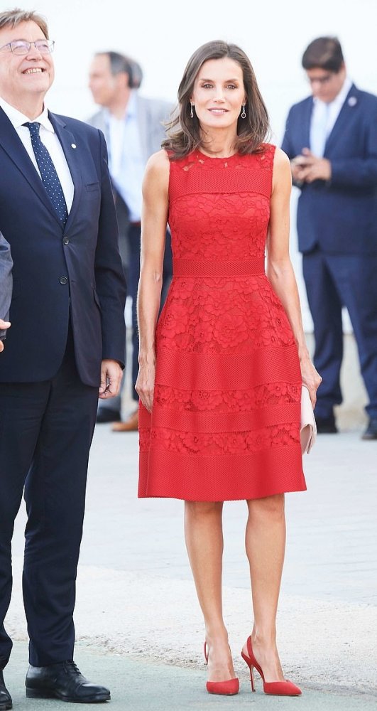 فستان أحمر هادىء اختارته ليتيزيا ملكة إسبانيا من دار كارولينا هيريرا Carolina Herrera