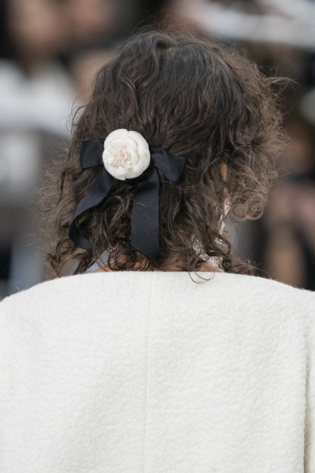 اكسسوارات شعر العقدة الخلفية ‏ من Chanel