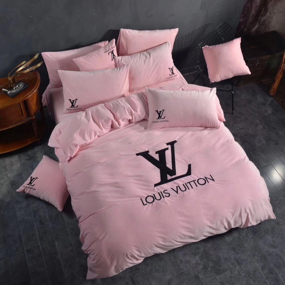 مفارش سرير من لويس فيتون Louis Vuitton بالزهري الباستيل