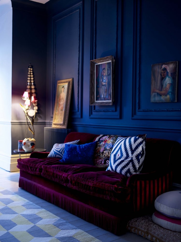 اللون الأزرق في تصميم جدار غرفة المعيشة الكلاسيك يضيف لمسة مودرن