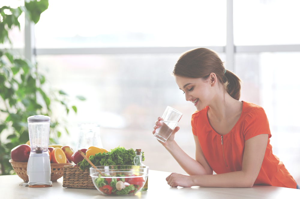  شرب الماء الفاتر بكميات كبيرة وتناول الخضروات والفواكة ذات السعرات الحرارية المنخفضة لفقدان الام المرضعة وزنها