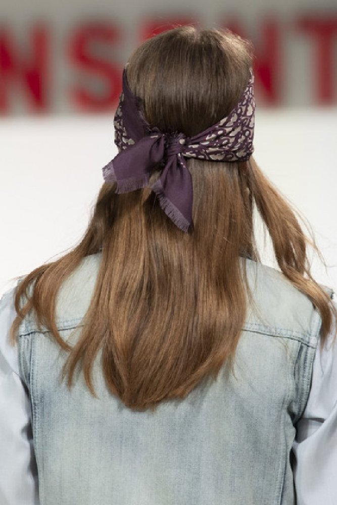 تسريحات شعر مع الاكسسوارات المربوطة من Dior