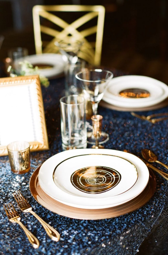  طاولات الزفاف مزينة باللون البرونزي