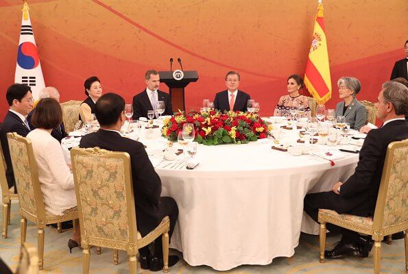 مأدبة عشاء تكريما لملك وملكة إسبانيا في البيت الأزرق