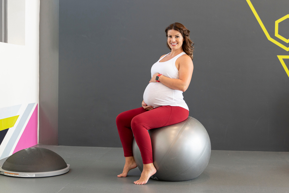  تمرين الكرة المطاطية للمراة الحامل في الشهر التاسع لتقوية الظهر وتوسيع الحوض