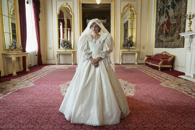 الممثلة ايما كورين في سلسلة ذو كراون بفستان زفاف طبق الاصل من فستان زفاف ديانا