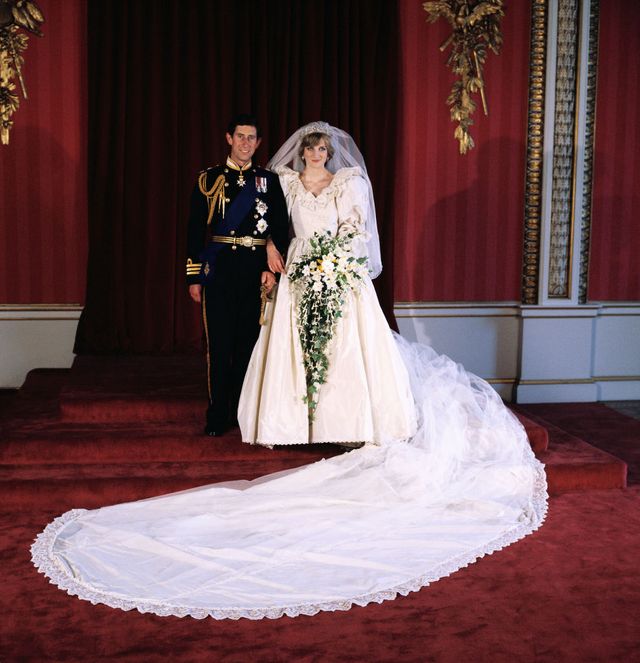  صورة للعروسين الاميرة ديانا و الامير تشارلز بعد مراسيم حفل الزفاف الاسطوري
