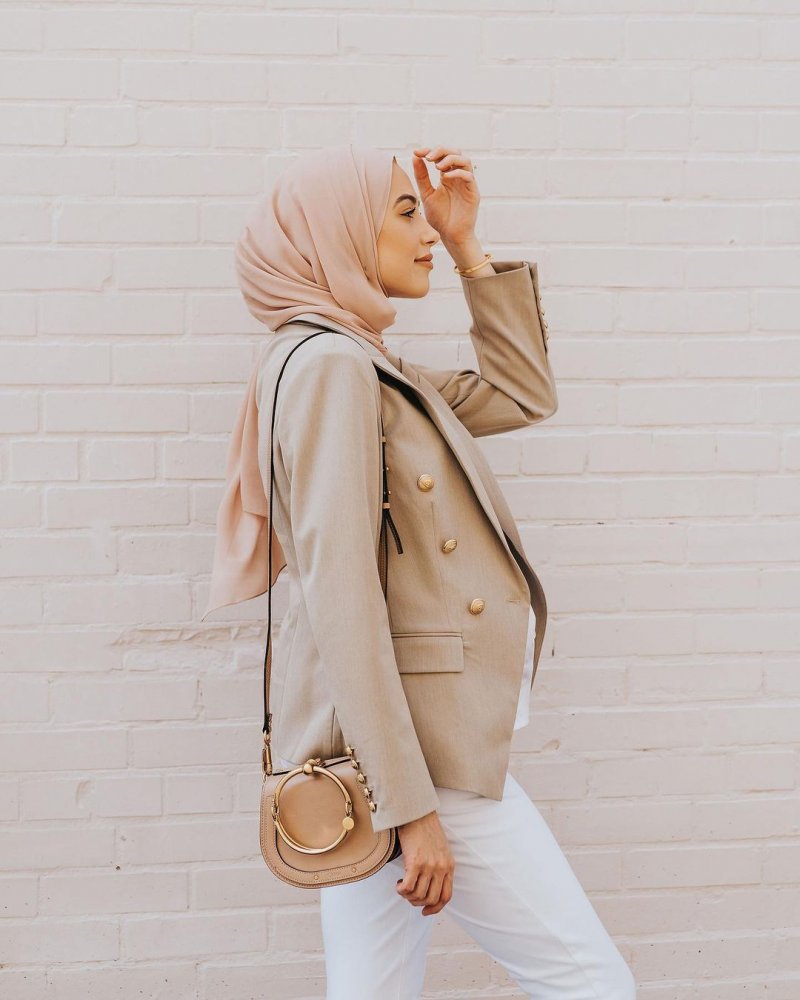 الحجاب النيود والفاتح يبرز جمال البشرة البيضاء