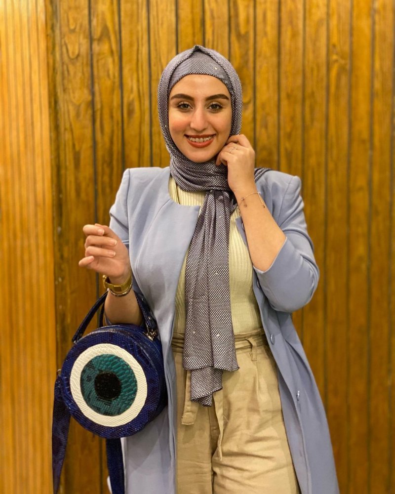  لون الحجاب الرمادي المميز مع البشرة القمحية بأسلوب مدونة الموضة روان عمرو