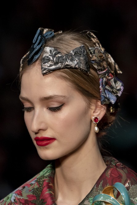 احدث صيحات اكسسوارات شعر العقد الملونة شتاء 2020 من Dolce&Gabbana