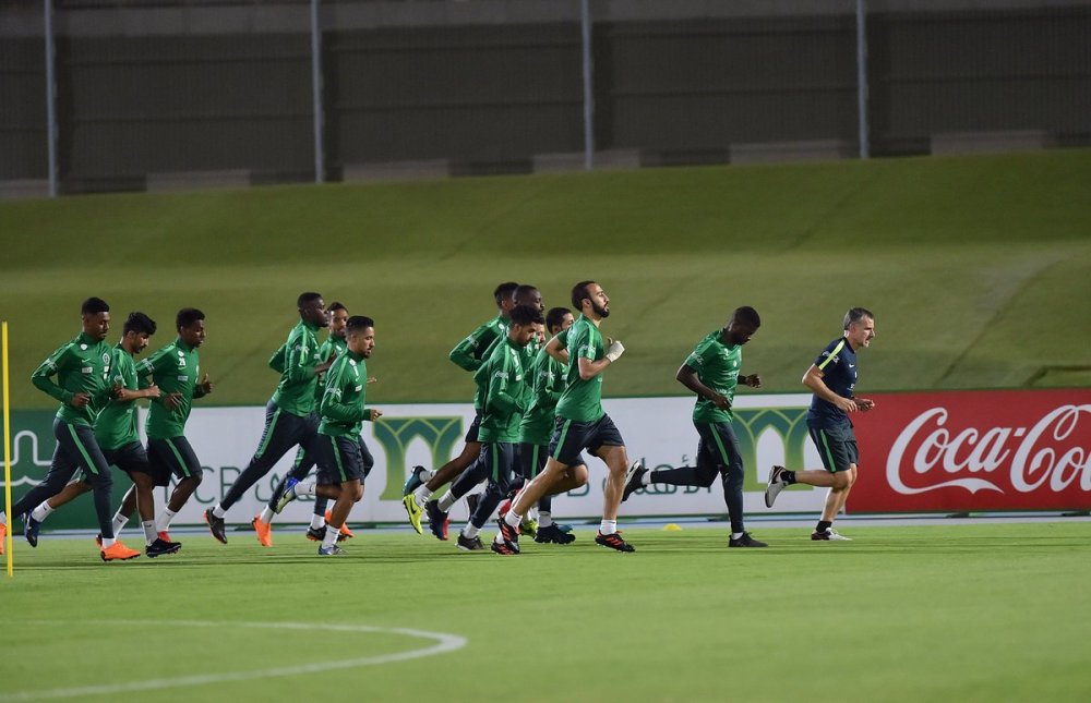 المنتخب السعودي يجري مناورة تدريبية أمام اتحاد جدة