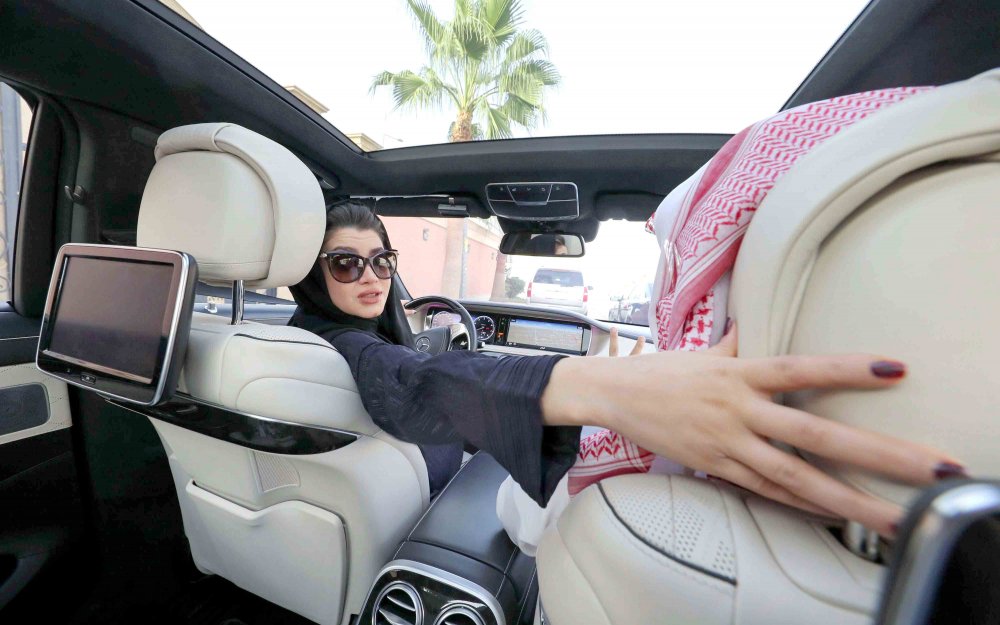 شروط قيادة المرأة الاجنبية للسيارة في السعودية واستخراج الرخصة