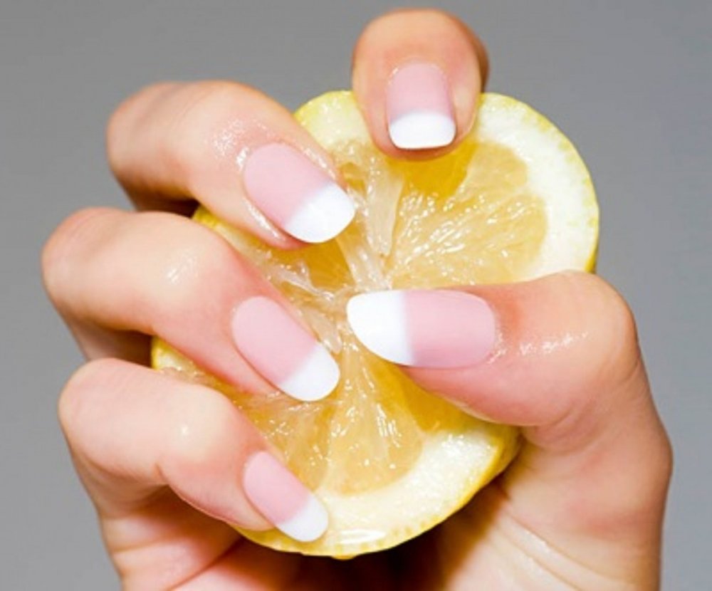 عصير الليمون لعلاج اصفرار الأظافر