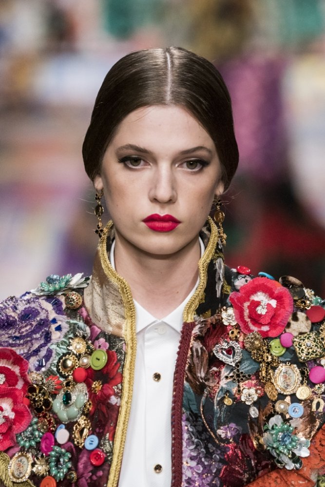 مكياج عيون طبيعي مع احمر الشفاه القوي من دار Dolce&Gabbana