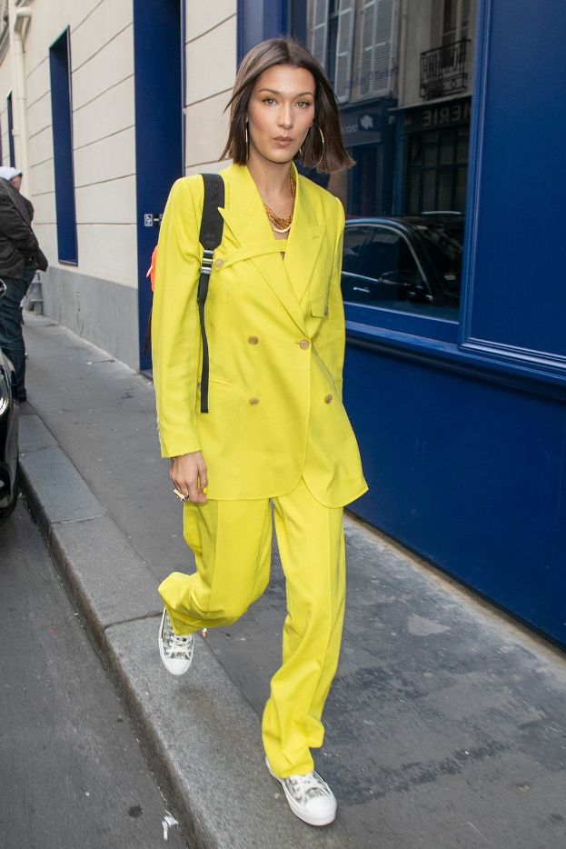 بيلا حديد بدت ساحرة في عرض ديور Dior للرجال، ببدلة صفراء تحمل توقيع الدار