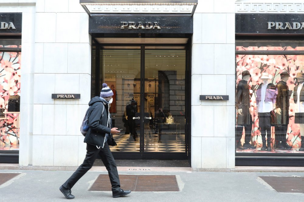  أعلنت Prada إنها ستُنتج 110 ألف قناع بحلول 6 أبريل