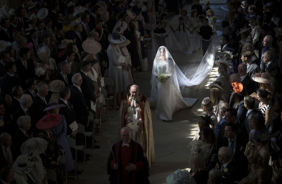 سارت ميغان ماركل بمفردها على الممر في حفل زفافها من الأمير هاري