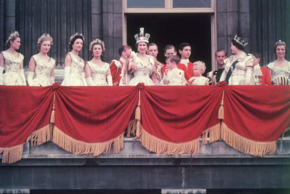 تتويج الملكة إليزابيث الثانية في دير وستمنستر على عرش المملكة المتحدة