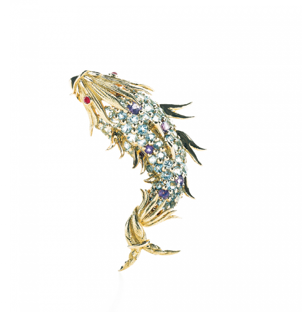 من "تيفاني أند كو" Tiffany & Co. بروش على شكل سمكة، تصميم "جان شلمبرجيه" Jean Schlumberger، مرصع بالزبردجد والجمشت.