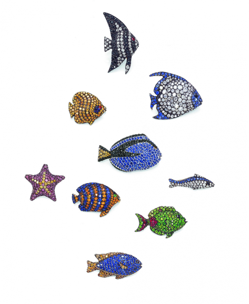 من "ميكيلي ديللا فالي" Michele della Valle مجموعة بروشات على شكل أسماك مختلفة الأشكال والأحجام. البروشات مصوغة من الذهب المرصع بالأحجار الكريمة. تصوير Laura Camia.