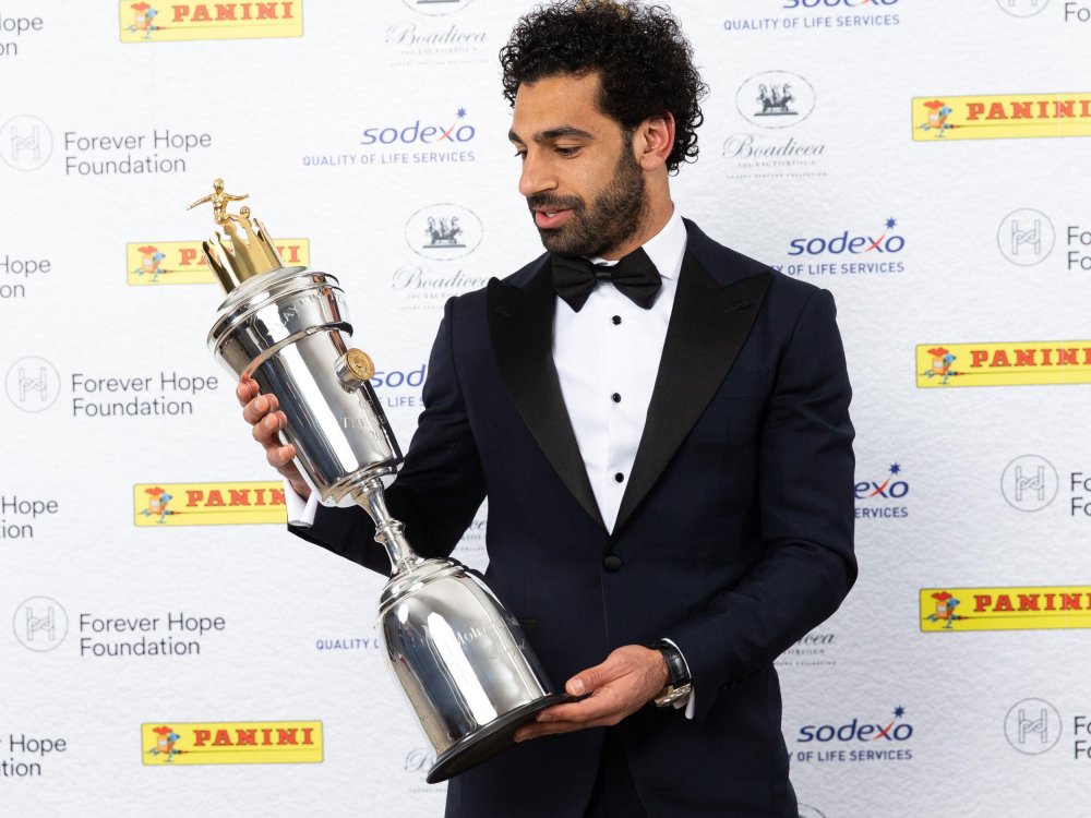 إطلالة محمد صلاح خلال تسلّمه جائزة أفضل لاعب في إنكلترا لعام 2018 بالبدلة الرسمية الكحلية