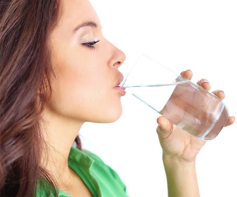 شرب الماء بكثرة للتغلب علي الافراط في الاكل في رمضان