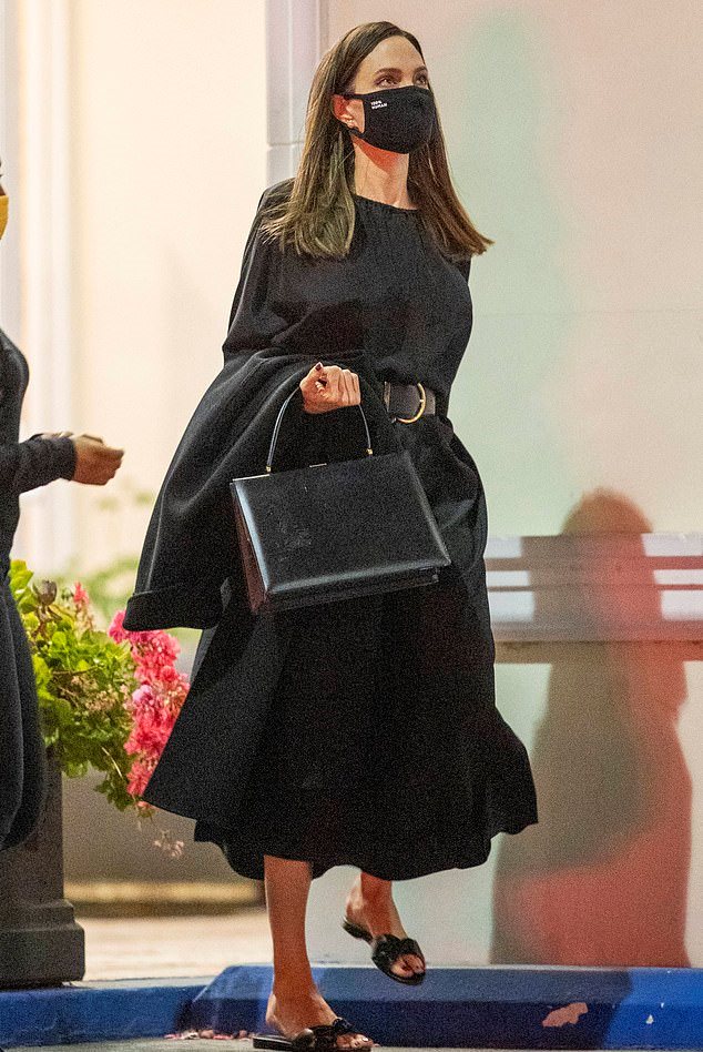 أنجيلينا جولي بدت كعادتها في غاية الأناقة بفستان أسود واسع