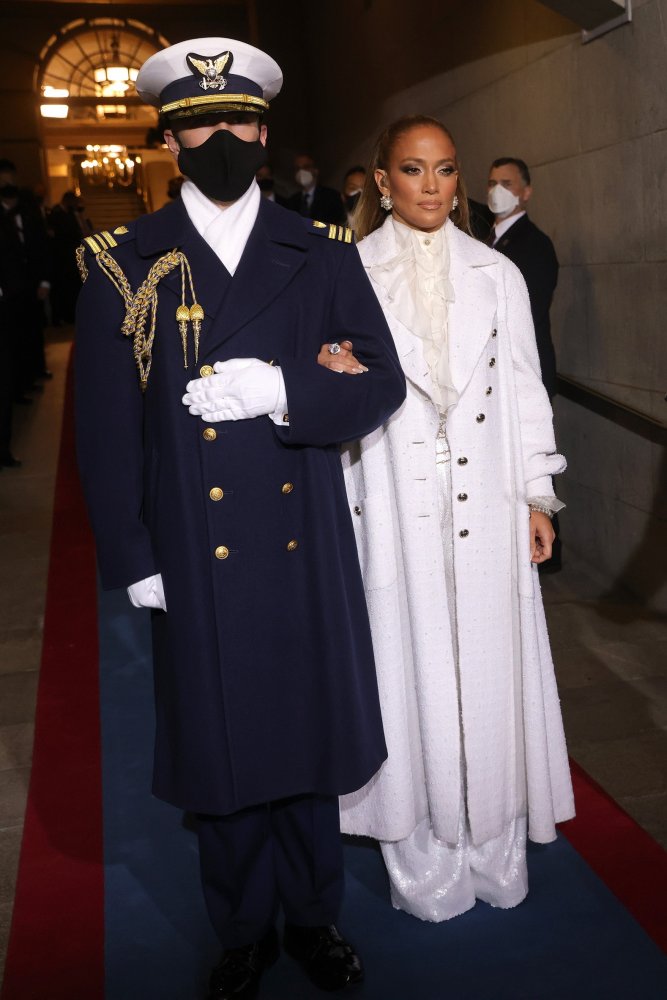 خلال أدائها في  حفل تنصيب جو بايدن رئيساً للولايات المتحدة كانت ترتدي بزة بيضاء بالكامل مع ياقة من الدانتيل من دار CHANEL "شانيل" في يناير 2021.