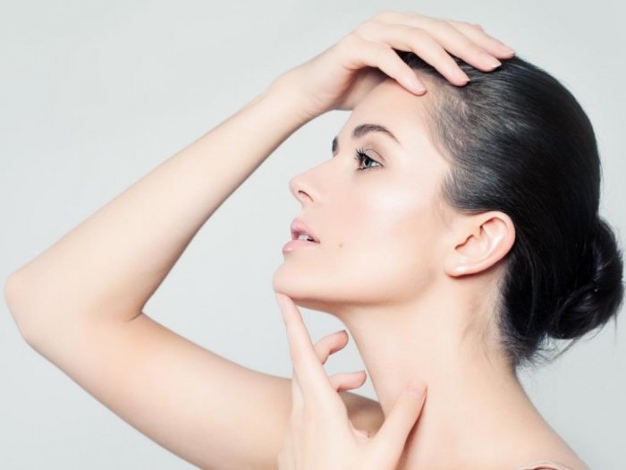 الليزر يساعد على علاج ترهلات الرقبة والوجه حيث يتم معالجة نسبة من الجلد المترهل