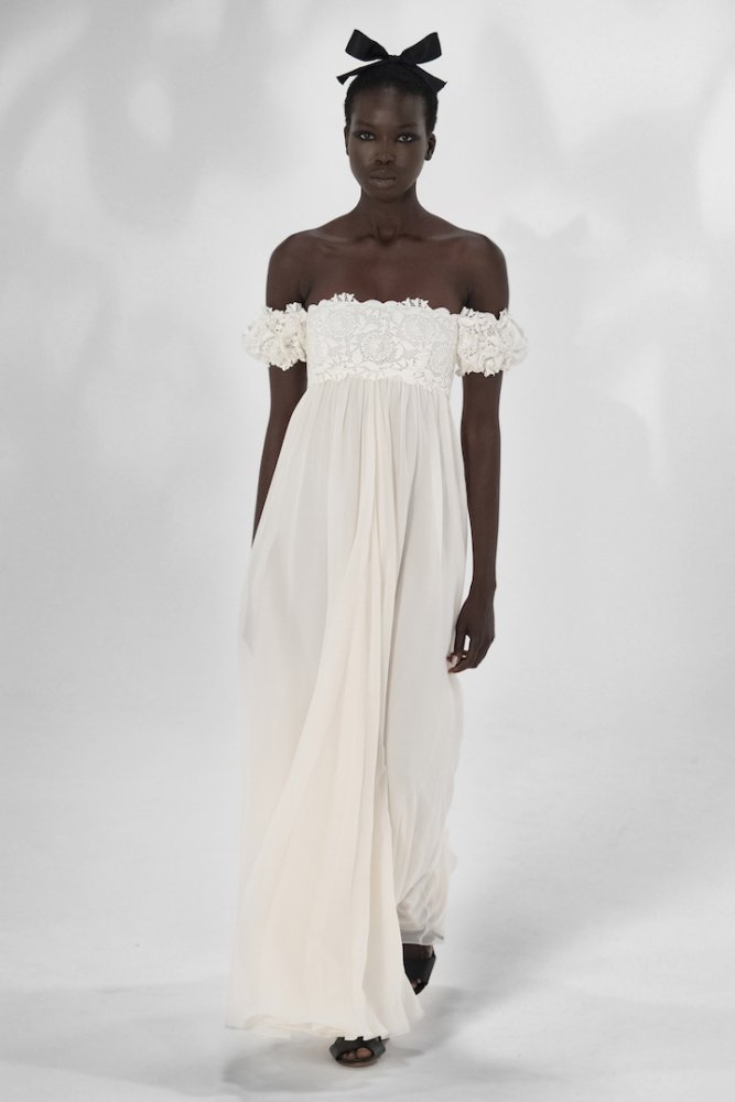 الأكتاف المكشوفة مع لمسات الدانتيل الأنثوي بفستان أبيض من Giambattista Valli 