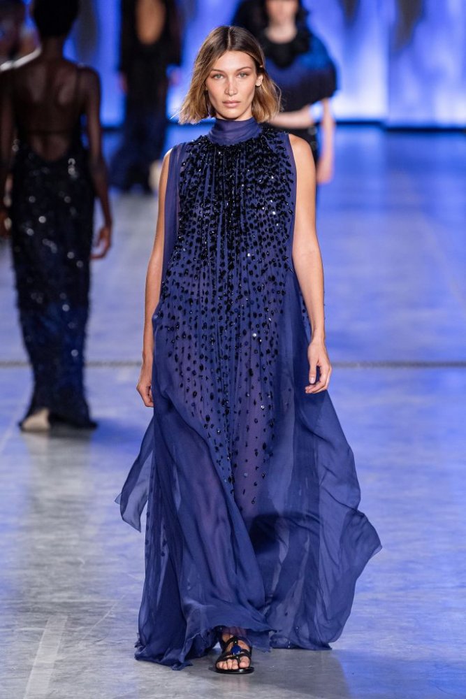  فستان سهرة مطرز بالكريستال من Alberta Ferretti