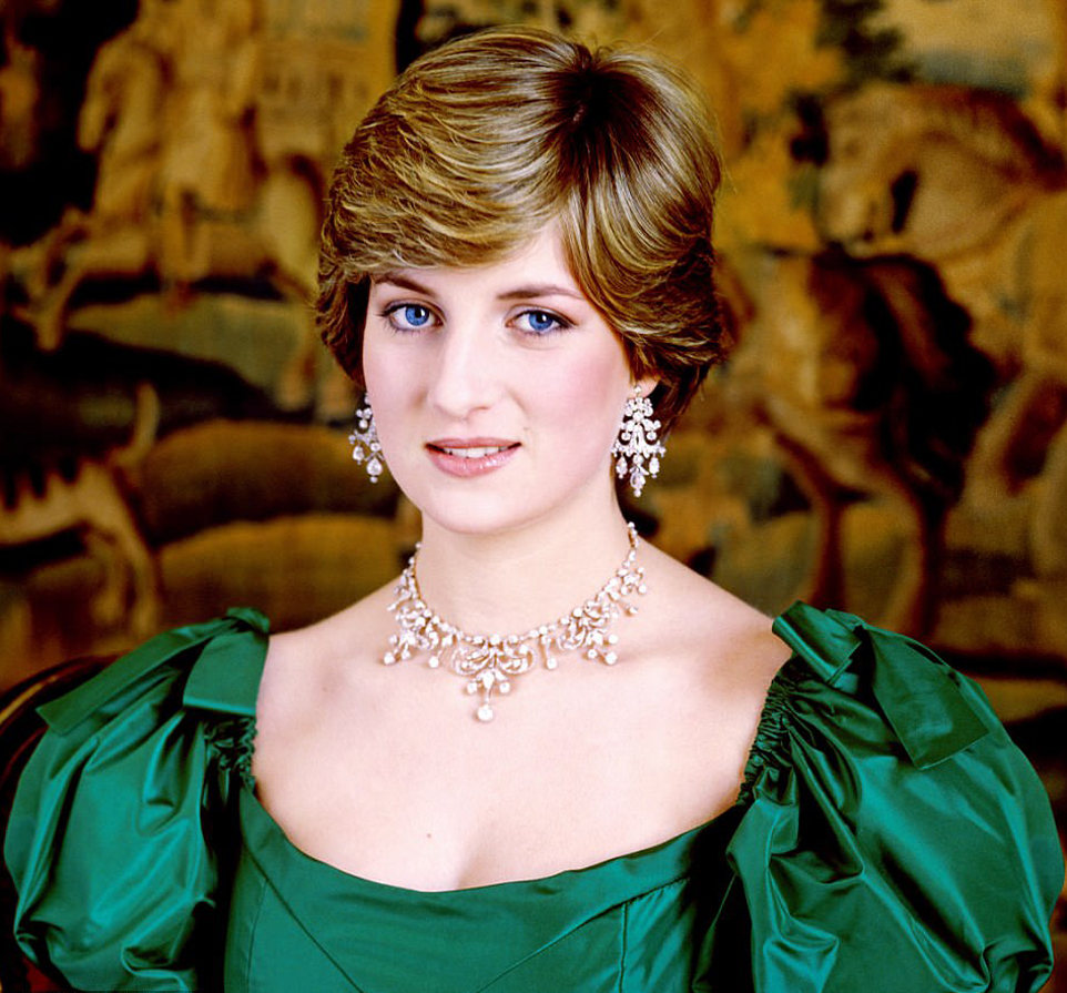 الأميرة ديانا بمجوهرات الماس الكلاسيكية بمناسبة خطبتها