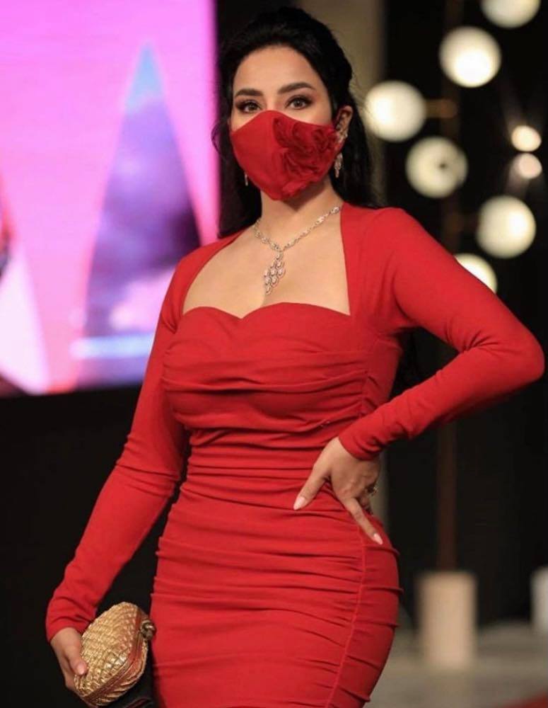 اطلالات لجين عمران مع الكمامة الحمراء في مهرجان الجونة السينمائي 2020
