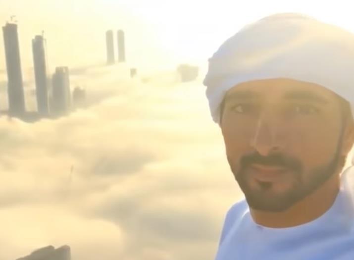 الشيخ حمدان بن محمد ينشر فيديو الضباب وهو يخترق ناطحات السحاب في دبي