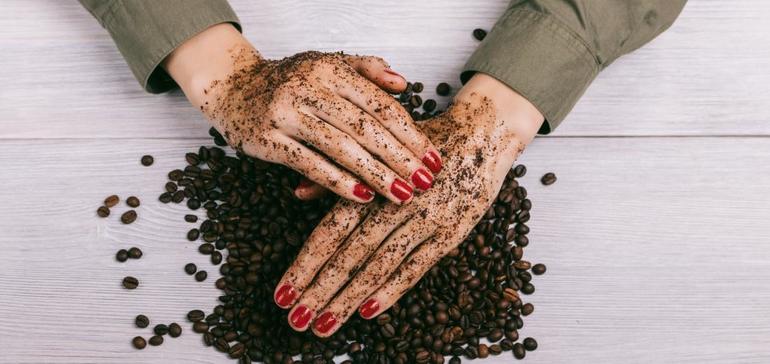 من أهم الوصفات الطبيعية لشد اليدين هي وصفة القهوة وزيت جوز الهند
