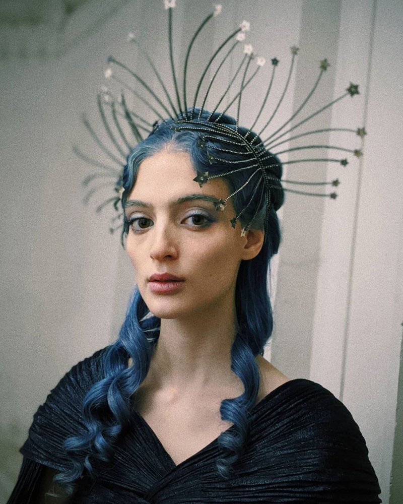 صيحات جمالية لربيع 2021 مع تسريحات الشعر الويفي من Dior